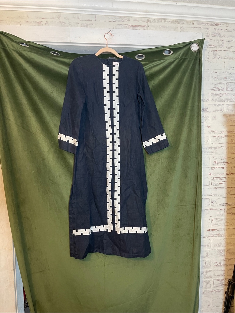 Tuckernuck X Atlantic-Pacific Embroidered Hartman Dress in Navy & White Small